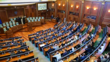Kuvendi i Kosovës konstituohet pa nënkryetarin e PDK-së, votohet një kandidate e Listës Serbe