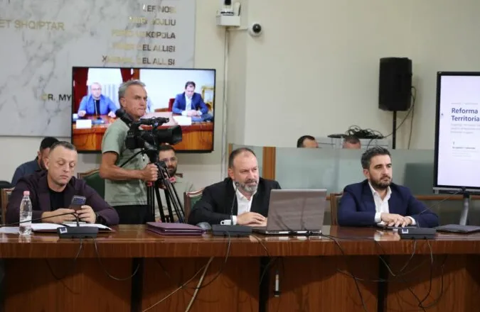 Kuvendi injoron konsultimet publike, fut në shqyrtim Reformën Territoriale