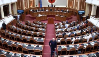 Kuvendi nis sot sesionin e ri! Pas 1 muaji pushim, rikthehen deputetët…do të “priten” nga protestuesit