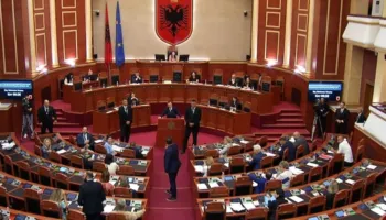 Kuvendi rikthehet në punë/ Deputetët nisin sesionin e ri me himnin kombëtar