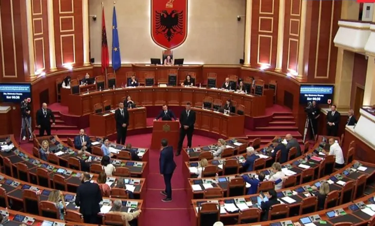 Kuvendi rikthehet në punë/ Deputetët nisin sesionin e ri me himnin kombëtar
