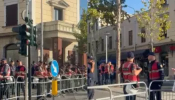 Kuvendi rrethohet me gardhe metalike, shtohen masat e sigurisë para protestës (VIDEO)