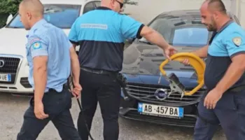 “Ky vend është i imi”/ Policia Bashkiake aksion në Durrës, liron parkimet e zëna me forcë