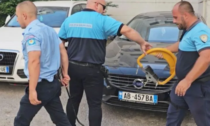 “Ky vend është i imi”/ Policia Bashkiake aksion në Durrës, liron parkimet e zëna me forcë