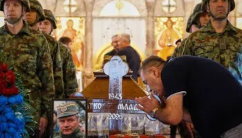 Lamtumira “Kasapit të Bosnjës”, 350 mijë njerëz për funeralin e Ratko Mladiç, merr pjesë edhe djali i Vuçiç