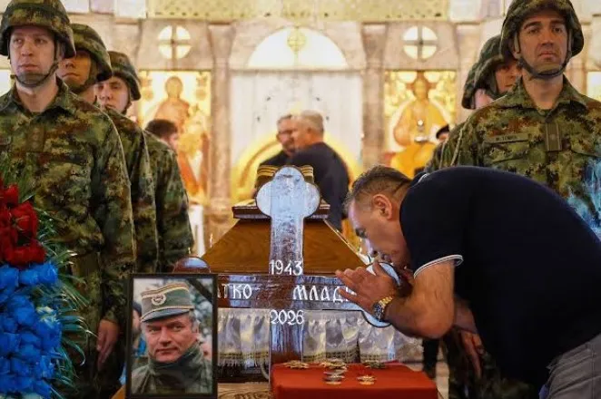 Lamtumira “Kasapit të Bosnjës”, 350 mijë njerëz për funeralin e Ratko Mladiç, merr pjesë edhe djali i Vuçiç