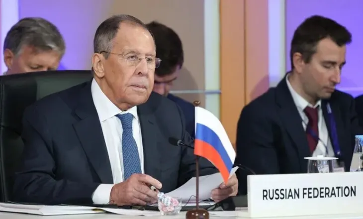 Lavrov: Rusia gati për bisedime për paqe të qëndrueshme dhe të drejtë, jo për armëpushim