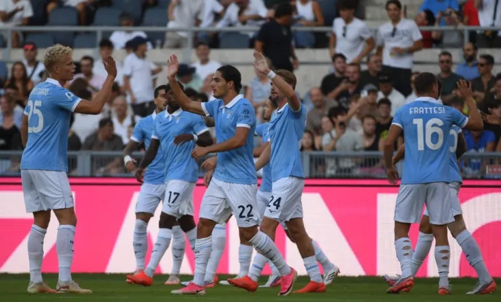 Lazio gjunjëzon Milanin në 45 minutat e para, dominim i frikshëm i bardhekaltërve (video)