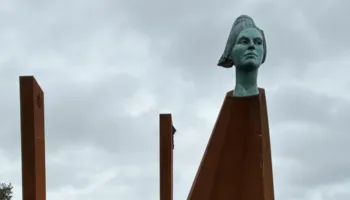 “Lean Into the Wind”, skulptura e re që i shtohet peizazhit bregdetar të Bournemouthit