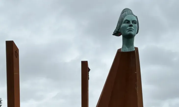 “Lean Into the Wind”, skulptura e re që i shtohet peizazhit bregdetar të Bournemouthit