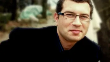 “Letra higjienike me aromë pjepri”, poezi nga Arti Lushi