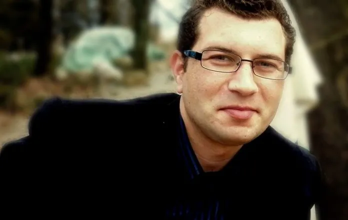 “Letra higjienike me aromë pjepri”, poezi nga Arti Lushi