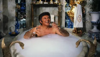 Liberace, një jetë mes pianos, skenës dhe maskës