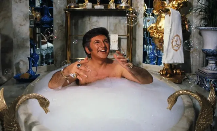 Liberace, një jetë mes pianos, skenës dhe maskës