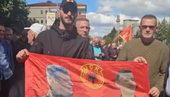 “Liri për çlirimtarët!” Qindra qytetarë në Has në mbështetje të ish-pjesëtarëve të UÇK-së në Hagë