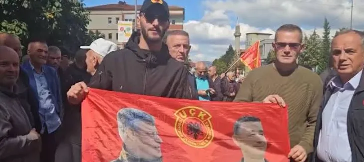 “Liri për çlirimtarët!” Qindra qytetarë në Has në mbështetje të ish-pjesëtarëve të UÇK-së në Hagë
