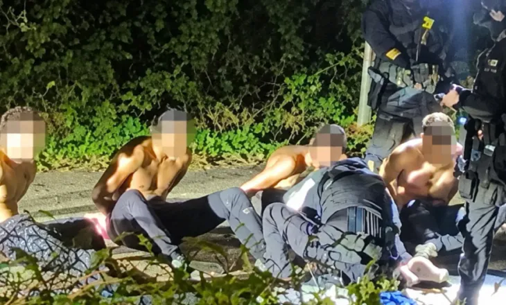 Lirohen pesë komplotistët në Angli, u arrestuan se dyshoheshin për sulm ndaj bazës amerikane, dalin në liri me kusht