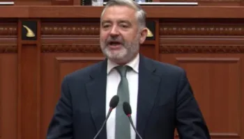 LIVE/ Përplasje në Kuvend për Vlora Hysenin, Klosi replikë Berishës: Shefi yt i SHISH akuzohej për vrasje dhe e bëre komandant të FA, je më i korruptuari në Ballkan!