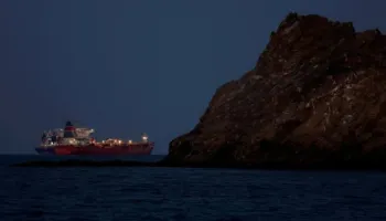 Lufta në Iran, rriten eksportet e naftës nga Gjiri, por Hormuzi mbetet i rrezikshëm –