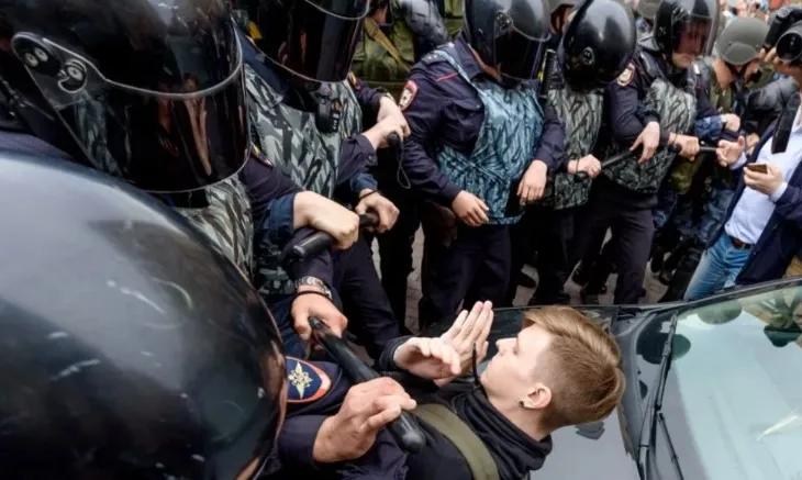 Lufta/ Shteti intensifikon shtypjen, qindra adoleshentë rusë përballen me aktakuza për terrorizëm!