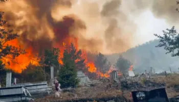Luftë me flakët edhe në Lezhë, kritike situata në Ungrej, zjarri rrezikon varrezat dhe kishën e fshatit!