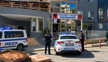 ‘Luftë’ për bukë në Komisariatin e Sarandës, të parabugosurit mbajnë peng efektivët, thyejnë kamerat…170 € pica sjellin ‘paqen’