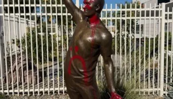 Lyhet me bojë të kuqe statuja e Charlie Kirk në selinë e Turning Point USA, autori ende i pa identifikuar –