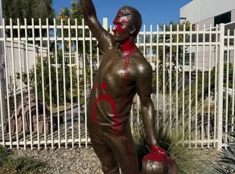 Lyhet me bojë të kuqe statuja e Charlie Kirk në selinë e Turning Point USA, autori ende i pa identifikuar –
