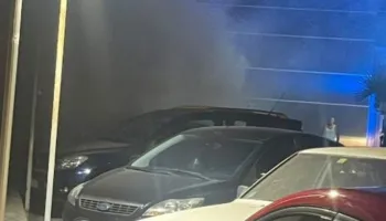 Makina përfshihet nga flakët në qendër të Fierit, nuk ka të lënduar! Tymi alarmon banorët, dyshimet e para