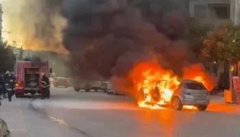 Makina ‘përpihet’ nga flakët në mes të Elbasanit, qytetarët vrapojnë nën panik! S’ka të lënduar, ja për çfarë dyshohet