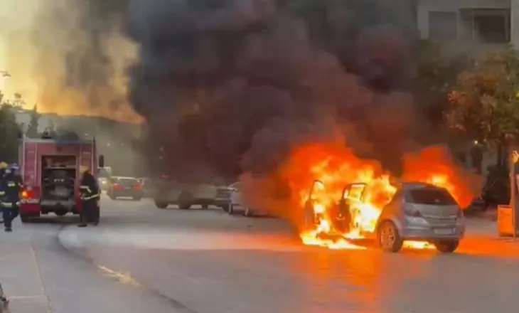 Makina ‘përpihet’ nga flakët në mes të Elbasanit, qytetarët vrapojnë nën panik! S’ka të lënduar, ja për çfarë dyshohet