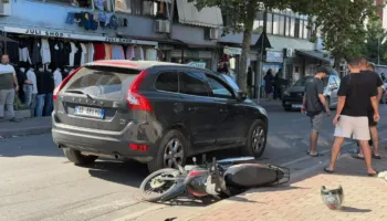 Makina përplas motorin, drejtuesi në gjendje të rëndë