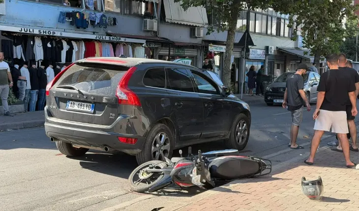 Makina përplas motorin, drejtuesi në gjendje të rëndë