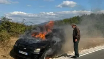 Makina shkrumbohet nga flakët gjatë ecjes në Librazhd, shpëton çifti që po udhëtonte me të! Ja për çfarë dyshohet