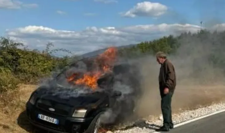 Makina shkrumbohet nga flakët gjatë ecjes në Librazhd, shpëton çifti që po udhëtonte me të! Ja për çfarë dyshohet
