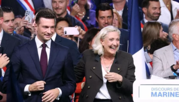 Marine Le Pen rikthehet në skenë: “Beteja e Francës” nis me sulme ndaj Macronit