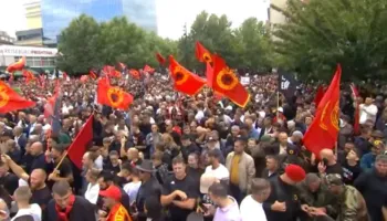 “Marshi për Liri”. Mbahet tubimi në Prishtinë, mijëra qytetarë mblidhen në mbështetje të ish-krerëve të UÇK-së