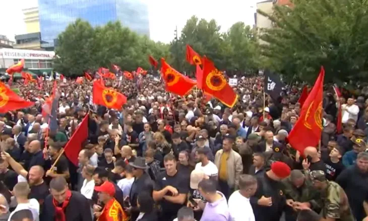 “Marshi për Liri”. Mbahet tubimi në Prishtinë, mijëra qytetarë mblidhen në mbështetje të ish-krerëve të UÇK-së