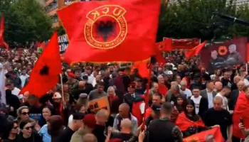 “Marshi për Liri”- Nis tubimi në Prishtinë, mijëra qytetarë mblidhen në mbështetje të ish-drejtuesve të UÇK-së: Lironi çlirimtarët! (VIDEO)