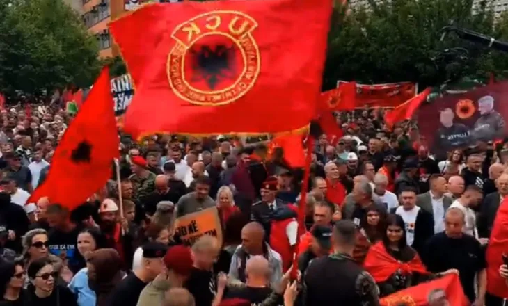 “Marshi për Liri”- Nis tubimi në Prishtinë, mijëra qytetarë mblidhen në mbështetje të ish-drejtuesve të UÇK-së: Lironi çlirimtarët! (VIDEO)