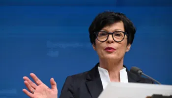 Marta Kos anulon vizitën në Beograd për shkak të nderimeve shtetërore të kriminelit Ratko Mlladiqit