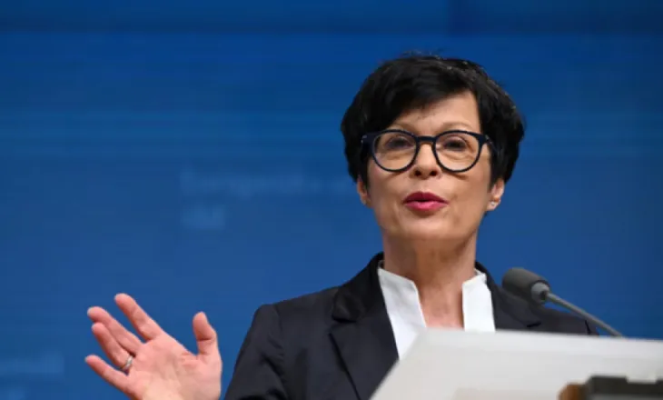 Marta Kos anulon vizitën në Beograd për shkak të nderimeve shtetërore të kriminelit Ratko Mlladiqit