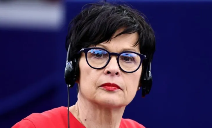 Marta Kos dënon glorifikimin e kriminelëve të luftës pas funeralit të Ratko Mlladiçit