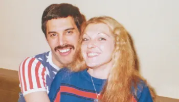 Mary Austin rrëfen për herë të parë marrëdhënien me Freddie Mercury-n: „Ai është dashuria e jetës sime“