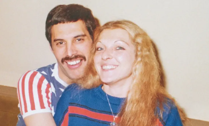 Mary Austin rrëfen për herë të parë marrëdhënien me Freddie Mercury-n: „Ai është dashuria e jetës sime“
