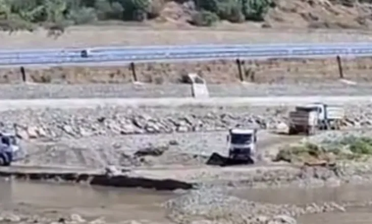 Masakër mjedisore në lumin Shkumbin, gazetari ndan pamjet: Mjetet e rënda marrin dhera e inerte