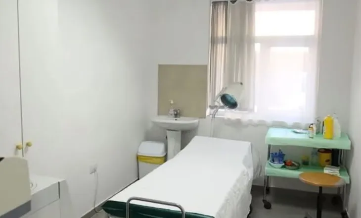 “Mban erë të rëndë, po mbushim…”/ Uji i pijshëm ngre alarm në Fushë-Arrëz, qytetarët paraqiten në spital me simptoma helmimi