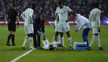 Mbappé shënon dhe dëmtohet, rrëzohet në fushë për shkak të dhimbjes në gju. Zidane: “Shenjë aspak e mirë…”