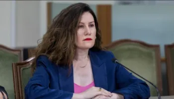 Mbërrin në Shqipëri shefja e SHISH, autoritetet e shoqërojnë për ekzekutimin e arrestit shtëpiak
