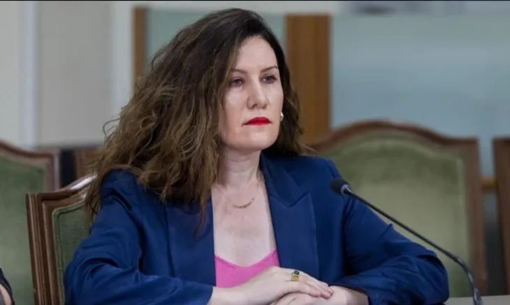 Mbërrin në Shqipëri shefja e SHISH, autoritetet e shoqërojnë për ekzekutimin e arrestit shtëpiak
